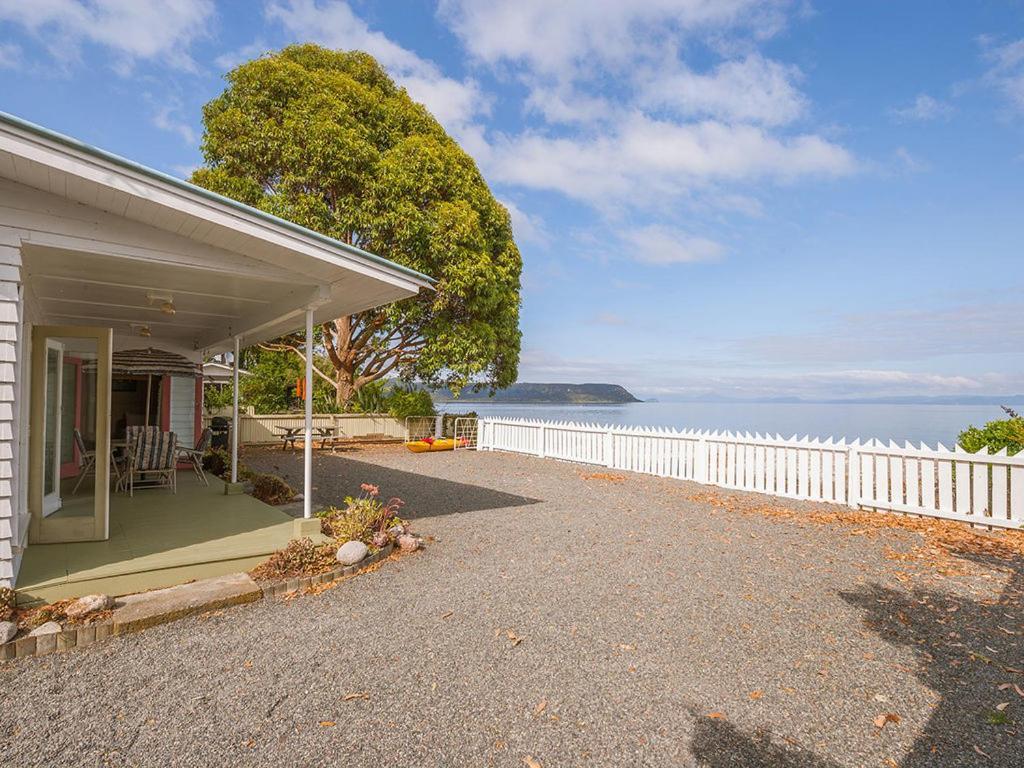 Lake Edge Cottage - Waitahanui Holiday Home Exterior photo